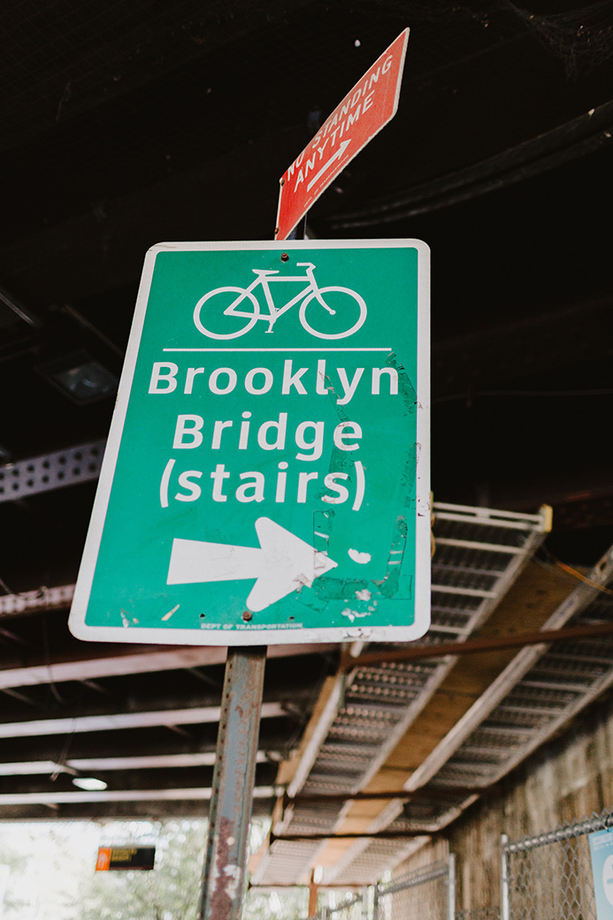 a sign to go to Brooklyn Bridge