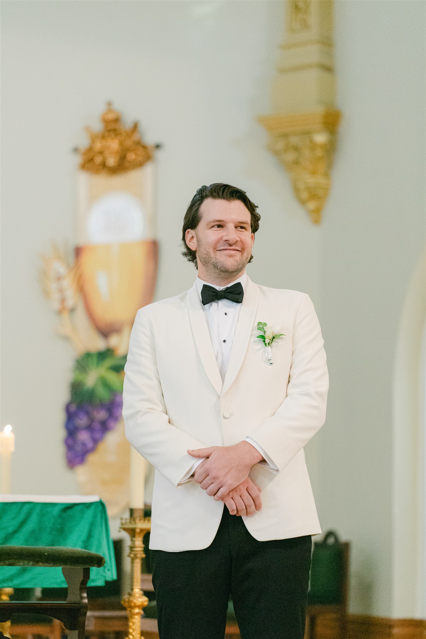 groom seeing his bride walk down the aisle