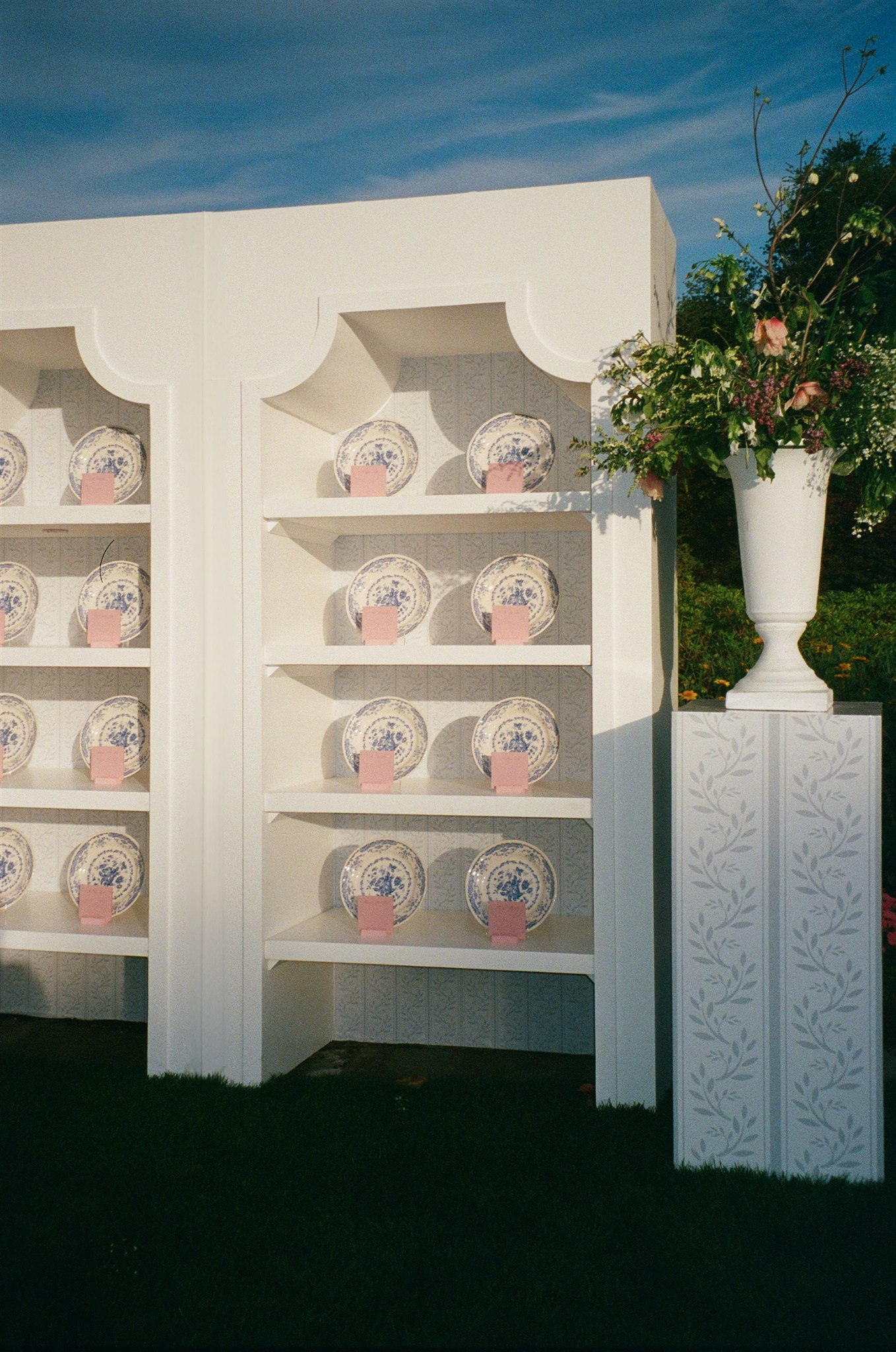 wedding seating chart display using china plates