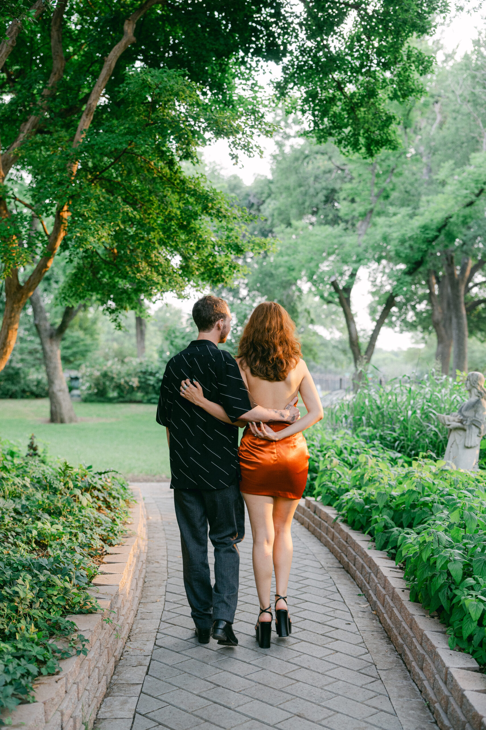 couples photos post dallas proposal at texas discovery gardens