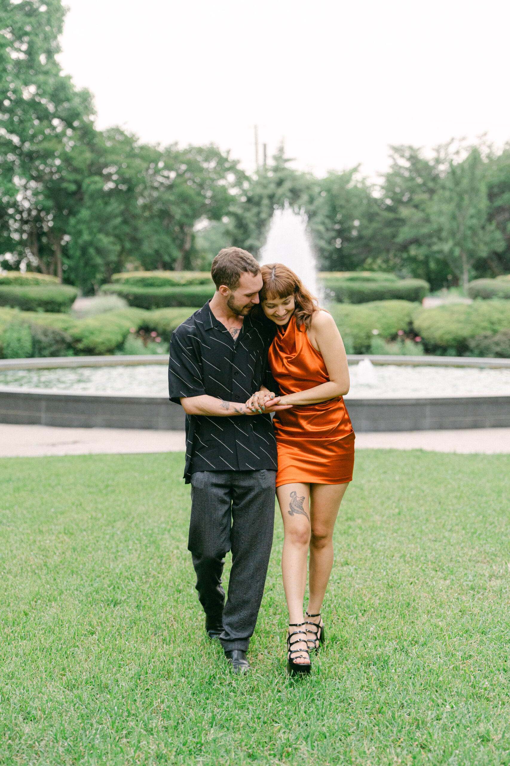 a man and woman embracing at texas discovery gardens