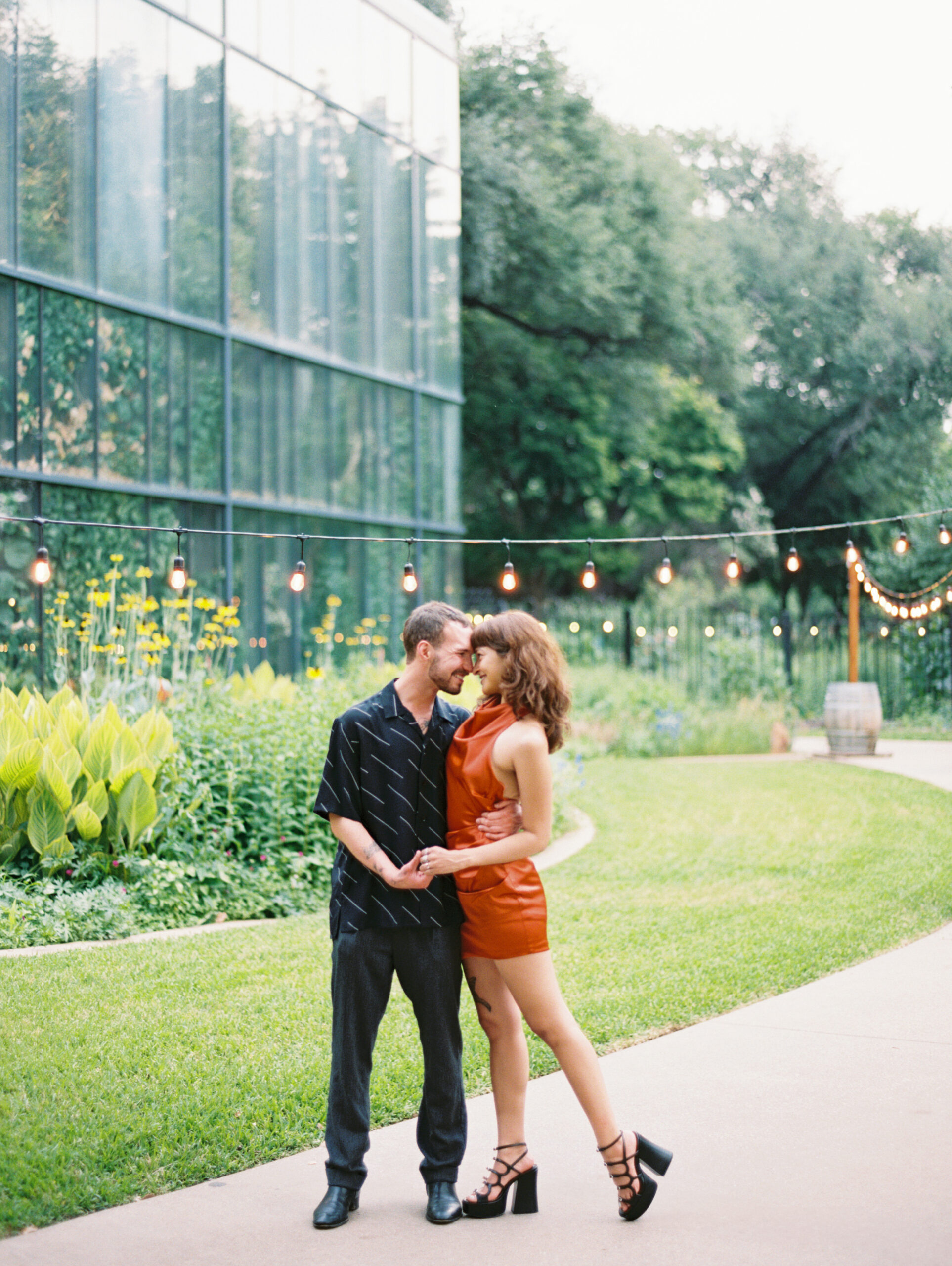 couples photos post dallas proposal at texas discovery gardens