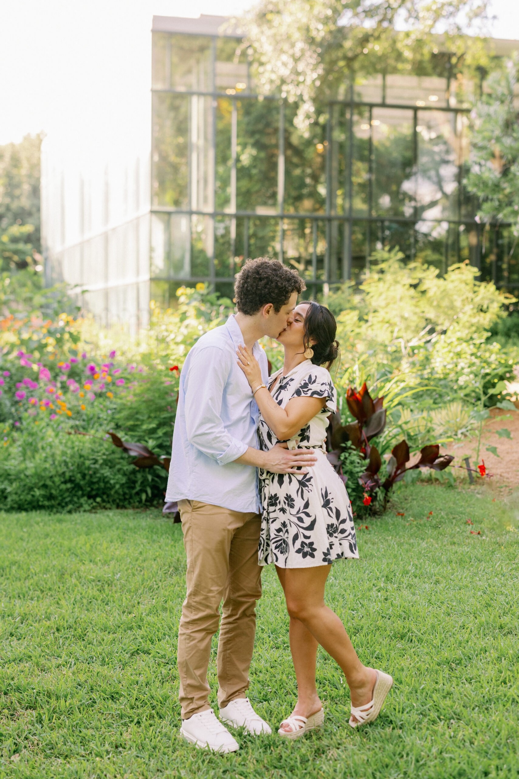 a man and woman kissing at texas discovery gardens in dallas