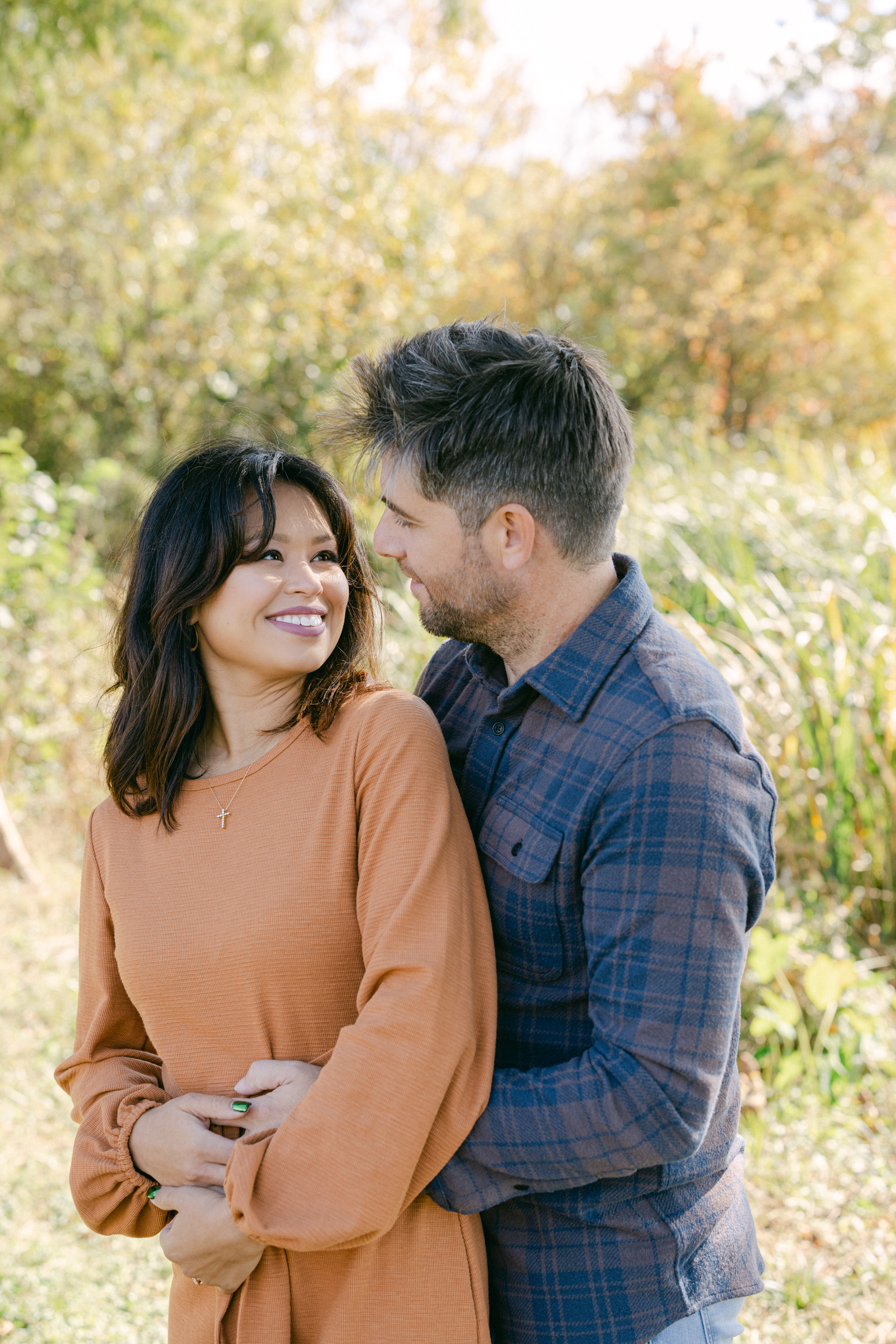 a man and woman embracing at white rock lake for couples photos