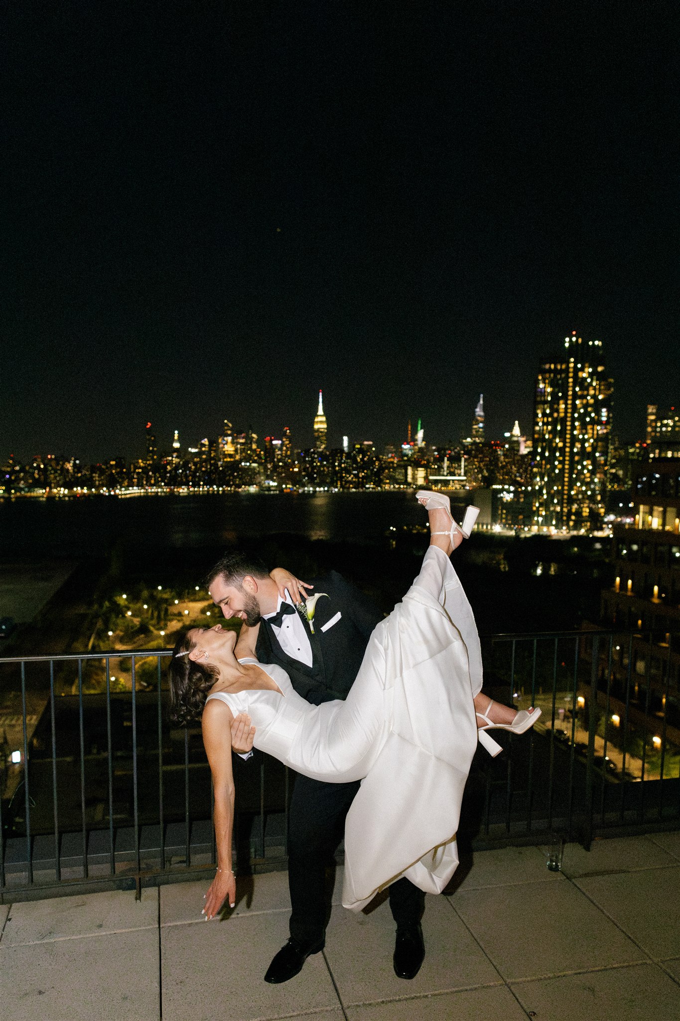 bride and groom picture in front of the city