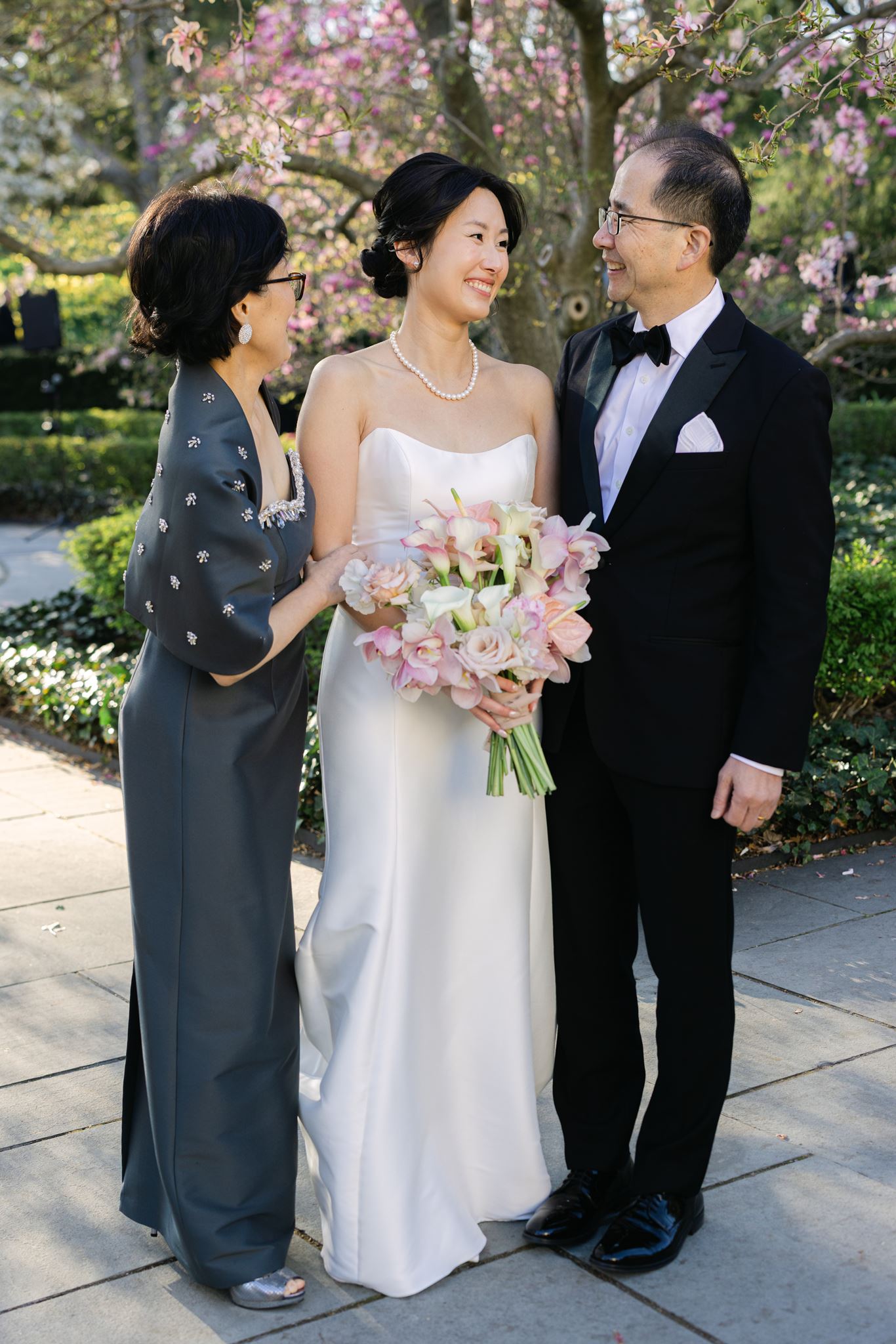 Spring wedding at brooklyn botanic garden in new york